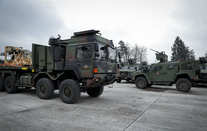 Novo osemkolesno vozilo nemške izdelave (levo) in lahki štirikolesni oklepnik ameriškega proizvajalca Oshkosh sta najnovejši pridobitvi Slovenske vojske. FOTO:&nbsp;Jože Suhadolnik/Delo
