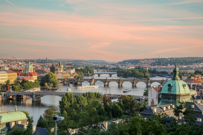 Zlata svetloba se odbija od kupol, streh, fasad, sonca v dolgi reki, ob jasnih dnevih Praga plava v barvi raztopljenega zlata. FOTO: Lev Furlan Nosan
