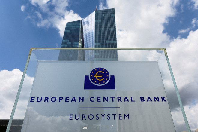 Svet Evropske centralne banke bo danes v odzivu na visoko inflacijo predvidoma še četrtič letos dvignil ključne obrestne mere, tokrat pa naj bi bil dvig nižji od prejšnjih dveh. FOTO:&nbsp;Wolfgang Rattay/Reuters

