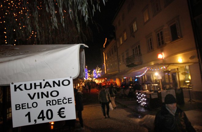 Praznična&nbsp;Ljubljana in cene kuhanega vina leta 2012.&nbsp;FOTO: Ljubo Vukelič/Delo
