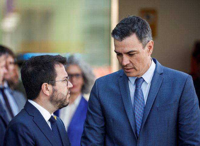 Pedro Sánchez in Pere Aragonès iščeta rešitve. FOTO: Albert Gea/Reuters
