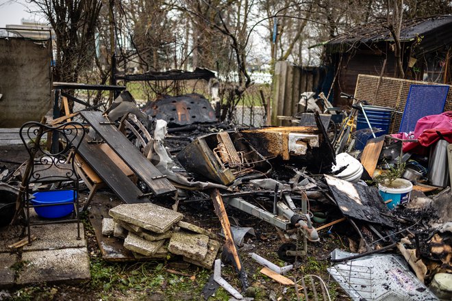 Od prikolice ni ostalo praktično nič. FOTO: Črt Piksi
