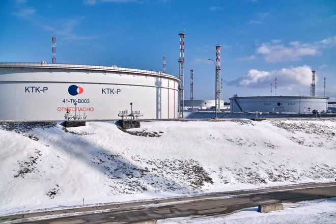 Po napovedih IEA bodo ti ukrepi proizvodnjo ruske nafte prihodnje leto zmanjšali za 1,4 milijona sodov dnevno. FOTO:&nbsp;Reuters
