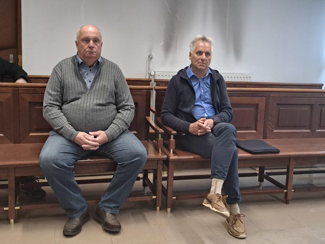 Nekdanji braslovški podžupan Vinko Drča (levo) in nekdanji župan Marko Balant sta danes slišala, da je njuna zadeva že februarja 2014 zastarala. Tožilstvo se bo pritožilo. FOTO: Špela Kuralt/Delo
