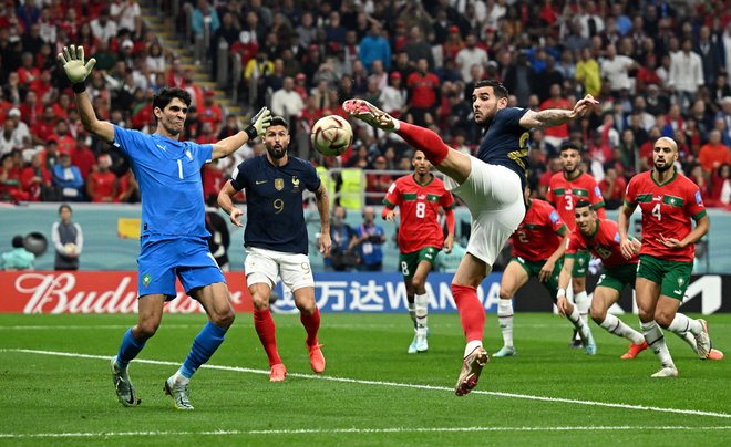 Theo Hernandez, ki se je v prvo postavo Francije prebil zaradi težje poškodbe brata Lucasa v 1. kolu, se je v Katarju že izkazal z asistencama, sinoči pa še z golom. Foto Dylan Martinez/Reuters
