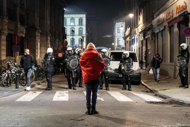 Za najbolj razgrete maroške navijače so se policsiti v Bruslju in drugih belgijskih mestihdobro prirpavili. FOTO: Simon Wohlfahrt/AFP
