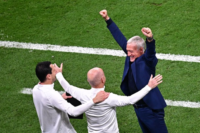 Selektor trikolorov Didier Deschamps (desno) bo v Katarju še drugič vodil Francijo v finalu svetovnega prvenstva. FOTO: Anne-christine Poujoulat/AFP
