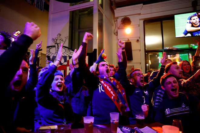 V Parizu so se zmage »Les bleus« veselili tudi navijači. FOTO: Sarah Meyssonnierr/Reuters
