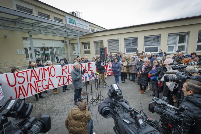 Na predstavitvi kampanje so poudarili, da je pravica do izbranega osebnega zdravnika državljanska pravica in da gre pri kršenju te pravice za kršitev ustave in zakonov. FOTO: Jože Suhadolnik
