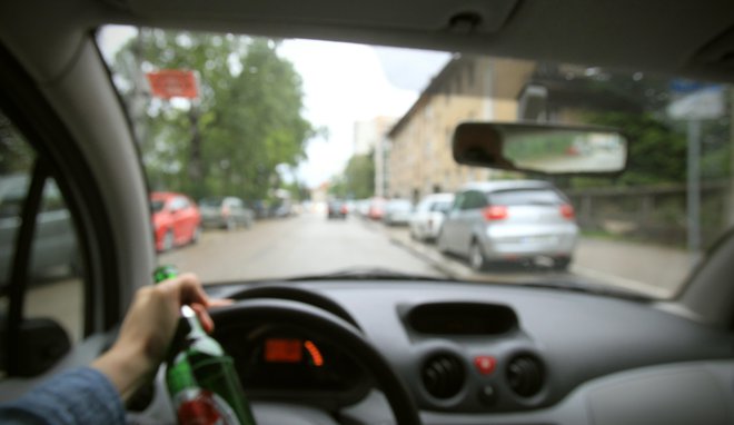 Mlade in starejše je treba ozaveščati o vožnji pod vplivom alkohola. FOTO:&nbsp;Blaž Samec/Delo
