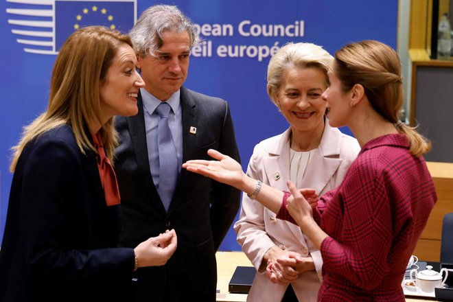 Predsednica evropskega parlamenta Roberta Metsola, slovenski premier Robert Golob, predsednica evropske komisije Ursula von der Leyen in estonska premierka Kaja Kallas med vrhom voditeljev EU v Bruslju. FOTO: Ludovic Marin/AFP
