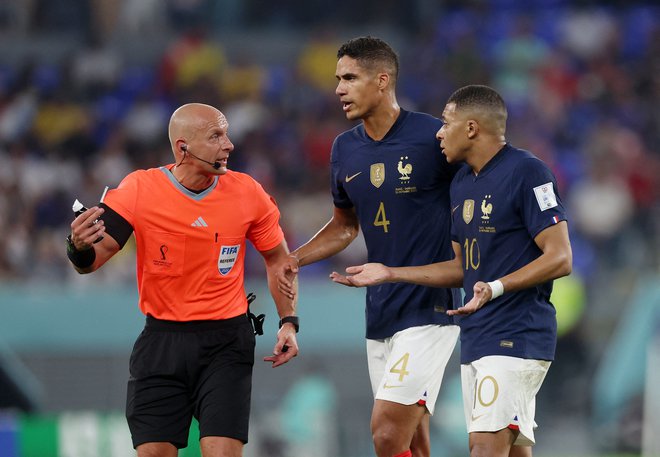 Szymon Marciniak je že zaznamoval letošnji mundial, takole sta imela z njim opraviti tudi&nbsp;Raphael Varane in Kylian Mbappe.&nbsp;FOTO: Lee Smith/Reuters
