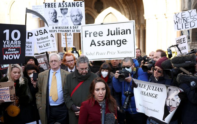Juliana Assangea, ki hira v londonski samici v zaporu za teroriste, čakajoč na odločitev o izgonu v ZDA, vsa ta leta branijo številna združenja in vplivni posamezniki. FOTO: Jochen Eckel/Reuters
