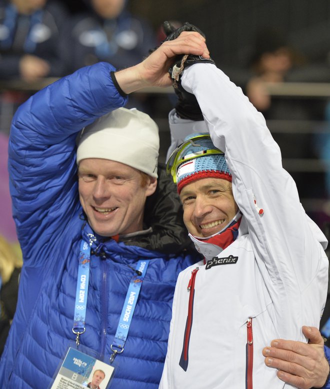 Upokojeni Daehlie in šampion zrelih let Bjørndalen v Sočiju leta 2014. Biatlonec je tekaču snel krono najtrofejnejšega športnika ZOI. FOTO: Odd Andersen/AFP
