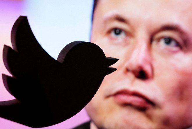 Delnica Tesle je izgubila del vrednosti tudi zato, ker se Elon Musk po oceni vlagateljev preveč ukvarja s Twitterjem. FOTO: Dado Ruvić/Reuters
