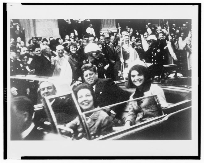 John F.&nbsp;Kennedy, prva dama Jacqueline Kennedy in guverner Teksas&nbsp;John Connally ter njegova žena&nbsp;nekaj trenutkov pred atentatom l. 1963. FOTO:&nbsp;Reuters
