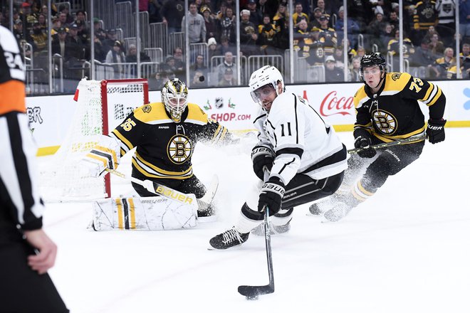 Anže Kopitar (11) je s podajo pomagal svojemu moštvu Los Angeles Kings do zmage v Bostonu. FOTO: Bob Dechiara/Usa Today Sports
