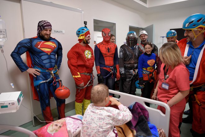 Ljudje, oblečeni v stripovske superjunake, zabavajo otroke v otroški bolnišnici med dogodkom, ki ga je v Prištini organizirala organizacija Care for Kosovo Kids, ki zagotavlja vsa zdravila za zdravljenje bolnikov z rakom. Foto: Armend Nimani/Afp
