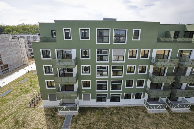 Na Novem Brdu, kjer ima občinski sklad 174 stanovanj, je treba za najemnino za dobrih 52 kvadratnih metrov veliko stanovanje odšteti okoli 259 evrov. FOTO:&nbsp;Jože Suhadolnik/Delo
