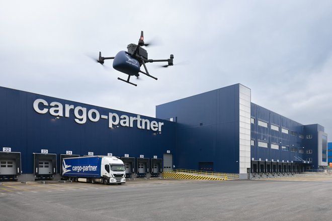 Dostavljanje z dronom je ena od rešitev za logistični &raquo;zadnji kilometer&laquo;, ki se postopoma uveljavljajo. FOTO: Cargo-partner
