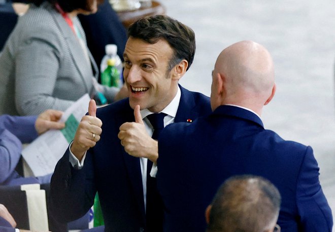 Francoski prdsednik Emmanuel Macron nadaljuje politiko enega od svojih predhodnikov Nicolasa Sarkozyja, po kateri je nogomet ena ključnih panog pri širjenju političnega, ekonomskega in gospodarskega vpliva. FOTO: Peter Cziborra/Reuters
