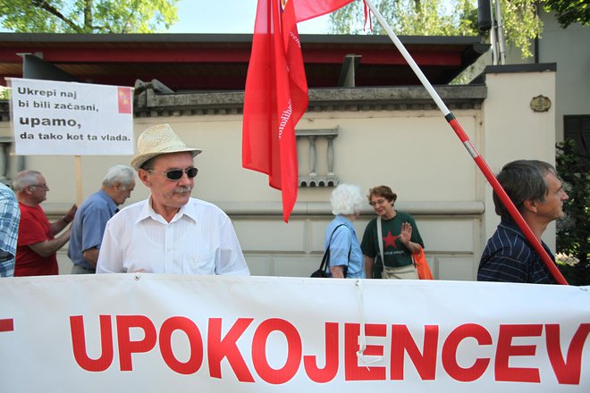 Razmerje med povprečnimi pokojninami in plačami kaže, da se socialni položaj upokojencev v Sloveniji stalno slabša. FOTO JOŽE SUHADOLNIK/DELO
