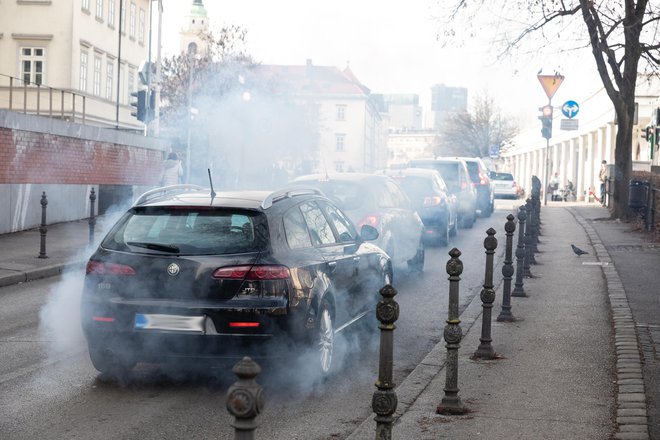 V Sloveniji so se skupni izpusti onesnaževal v obdobju med 2005 in 2020 v povprečju zmanjšali za polovico: največ, za 55 odstotkov, pri dušikovih oksidih, katerih vir je cestni promet. FOTO: Črt Piksi
