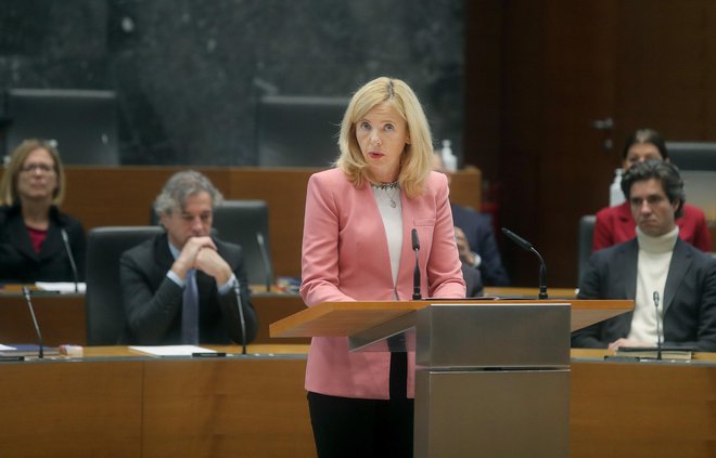 Ministrica Tatjana Bobnar je premieru Robertu Golobu nastavila ogledalo, z njim pa za Janšo značilnim političnim praksam, o kakršnih smo upali, da bodo iz družbenega repertoarja odšle za vselej. FOTO: Blaž Samec
