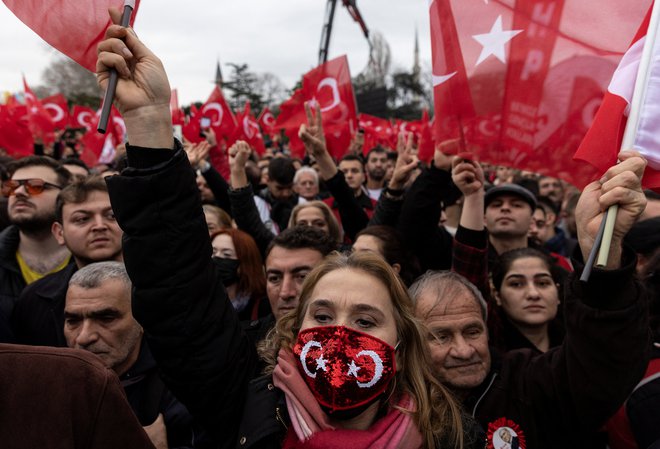 Shod v podporo istanbulskemu županu Ekremu İmamoğluju

FOTO: Umit Bektas/Reuters
