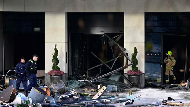 Ulica Karl-Liebknecht Strasse, glavna prometna žila v središču Berlina, v kateri je hotel, je zaprta zaradi ogromne količine vode na cesti. FOTO: John MacDougall/AFP
