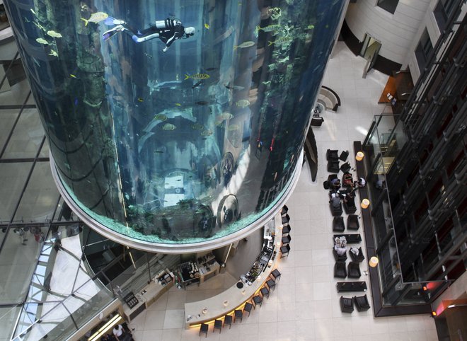 AquaDom je bil največji prostostoječi akvarij cilindrične oblike. V višino je meril 16 metrov, tehtal pa približno tisoč ton. FOTO: Kay Nietfeld/AFP
