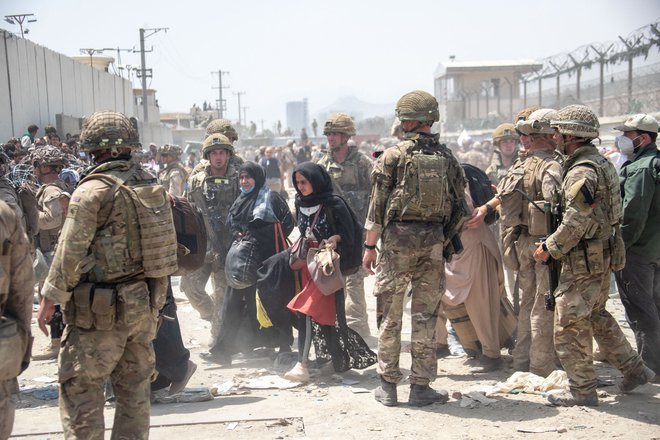 Pripadniki britanske in ameriške vojske na letališču v Kabulu med kaotičnih umikom iz Afganistana avgusta lani. FOTO: AFP
