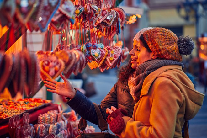 Marsikdo je spoznal, da pretirano zapravljanje in obdarovanje ob koncu leta nima pravega smisla. Več so vredni lepi trenutki v dobri družbi. FOTO: Shutterstock
