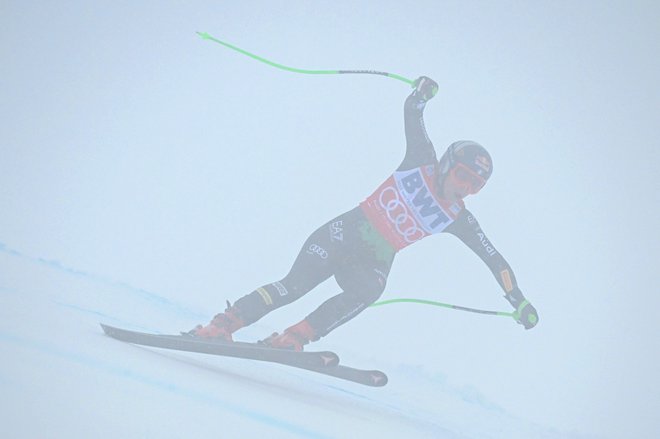 Sofia Goggia je v slabi vidljivosti z roko zadela vratca in si zlomila kosti v njej. FOTO: Fabrice Coffrini/AFP
