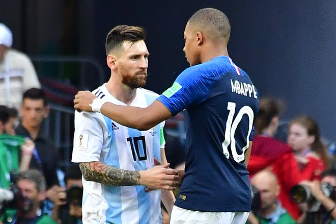 Kylan Mbappe je na zadnji medsebojni tekmi na mundialih, v Kazanu leta 2018, ugnal Lionela Messija (oba na fotografiji) in dosegel odločilna gola za zmago s 4:3. FOTO: Luis Acosta/AFP
