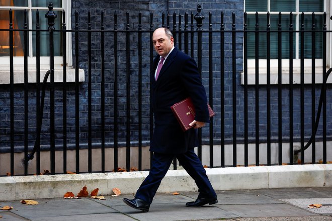 »Čeprav je bilo opravljenih več obsežnih preiskav zadevnih dogodkov, je prav, da jih v celoti preučimo,« je dejal britanski obrambni minister Ben Wallace. FOTO: REUTERS/Peter Nicholls
