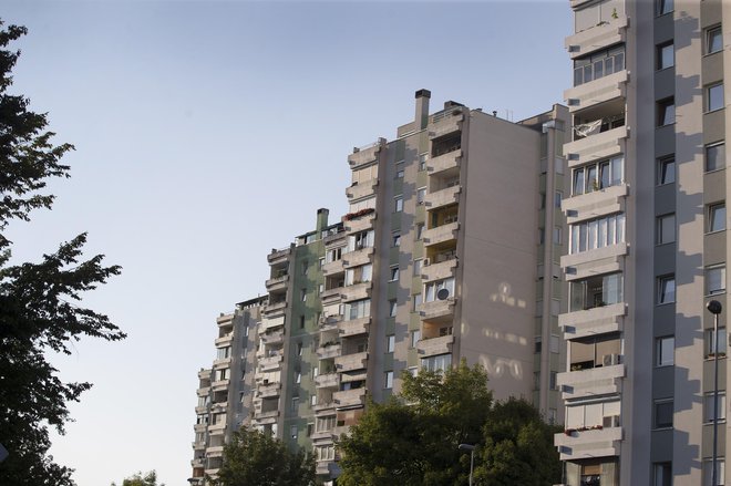 Cilj 33.000 javnih najemnih stanovanj do 2025 se jim zdi težko uresničljiv,&nbsp;za izgradnjo 8737 manjkajočih bi potrebovali skoraj 1,1 milijarde evrov. FOTO: Leon Vidic/delo
