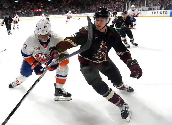 Krilo New York Islanders Anders Lee (levo)&nbsp;ob branilcu domačih kojotov Jakobu Chychrunu v dvorani Mullett Arena.&nbsp;FOTO: Joe Camporeale/USA&nbsp;Today Sports
