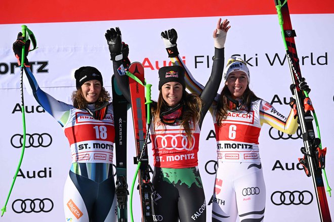 Ilka Štuhec, Sofia Goggia in Kira Weidle na stopničkah po sobotni tekmi v St. Moritzu. FOTO: Fabrice Coffrini/AFP
