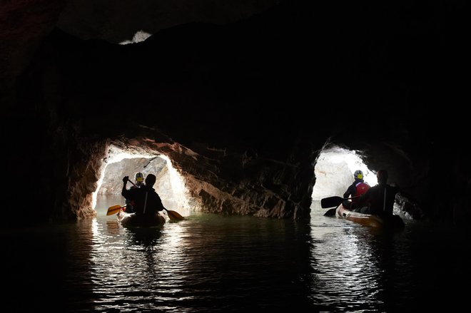 Obiskovalci lahko sami veslajo po labirintih, ki so jih v stoletjih dela skopali rudarji. FOTO: Tomo Jeseničnik
