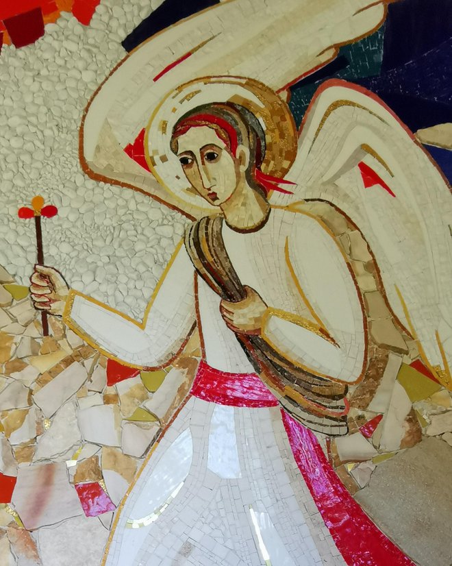 Mozaik patra Marka Rupnika v kapeli Marije pomagaj v Tamarju, pod mogočnim Jalovcem. Foto Boris Šuligoj
