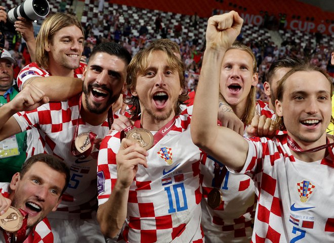 Luka Modrić (št. 10) slavi z rojaki po zmagi nad Marokom v tekmi za končno tretje mesto na letošnjem mundialu. FOTO: Lee Smith/Reuters
