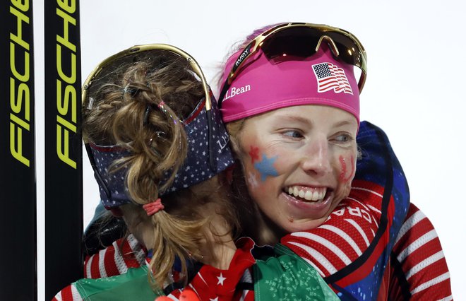 Jessica Diggins (na fotografiji) proslavlja po zmagi v štafetnem šprintu na olimpijskih igrah&nbsp;leta 2018 v Pjongčangu. FOTO: Matej Družnik/Delo
