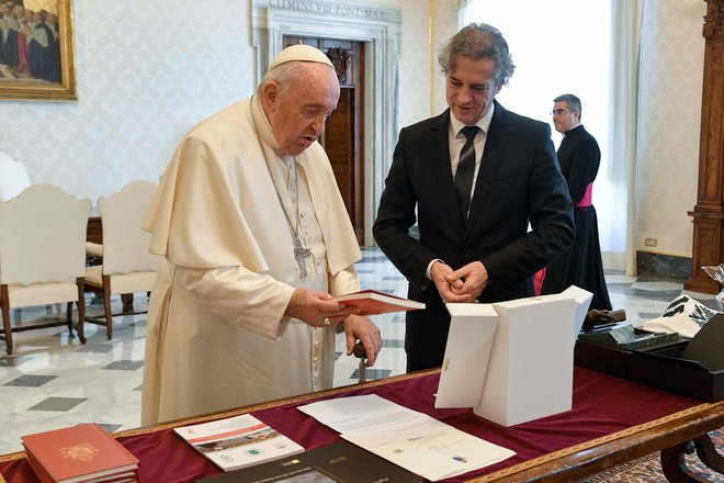 Papež in slovenski premier sta si izmenjala darila. FOTO: Vatican Media/AFP
