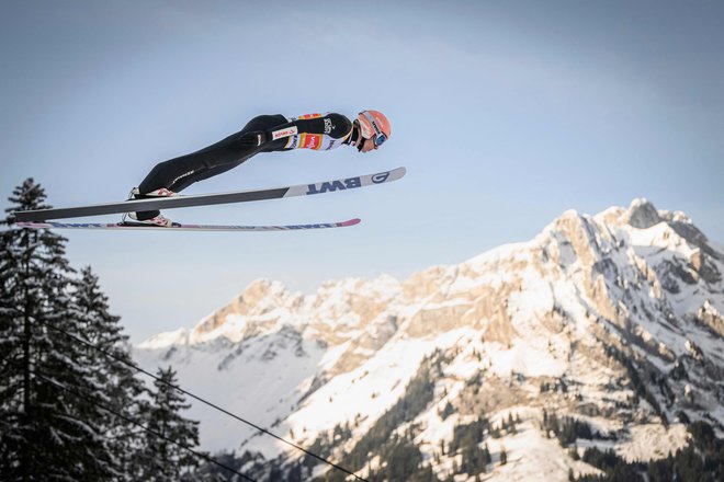 Dawid Kubacki je spet preskočil vso konkonkurenco. FOTO: Gabriel Monnet/AFP
