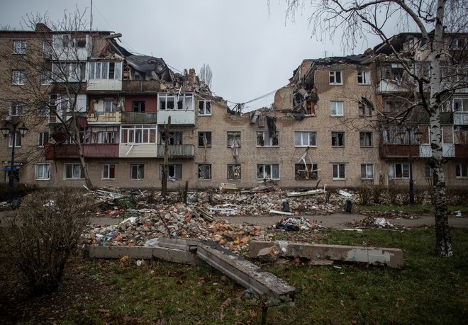 V Bahmutu, ki se ga je na obeh straneh fronte oprijel vzdevek mesoreznica, potekajo ulični boji. FOTO:&nbsp;Reuters
