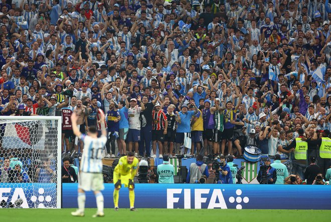 Argentinski navijači so nudili imenitno podporo svojim nogometašem. FOTO: Carl Recine/Reuters
