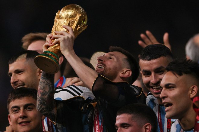 Argentina&#39;s captain and forward #10 Lionel Messi lifts the FIFA World Cup Trophy during the trophy ceremony after Argentina won the Qatar 2022 World Cup final football match between Argentina and France at Lusail Stadium in Lusail, north of Doha on December 18, 2022. (Photo by Adrian DENNIS/AFP) Foto Adrian Dennis Afp
