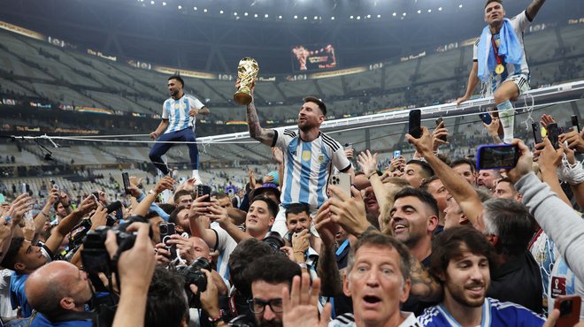 Lionel Messi je 35 let živel za ta trenutek: takole se je po zmagi v finalu mundiala pridružil rojakom pred njihovo tribuno. FOTO:&nbsp;Carl Recine/Reuters
