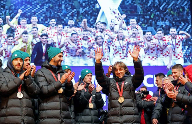 Hrvaški nogometaši so se na Trgu bana Jelačića veselili s svojimi privrženci. FOTO: Antonio Bronić/Reuters
